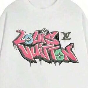 GRAFFITI DESIGN INSPIRED CREWNECk!! Perfect w jeans!! L